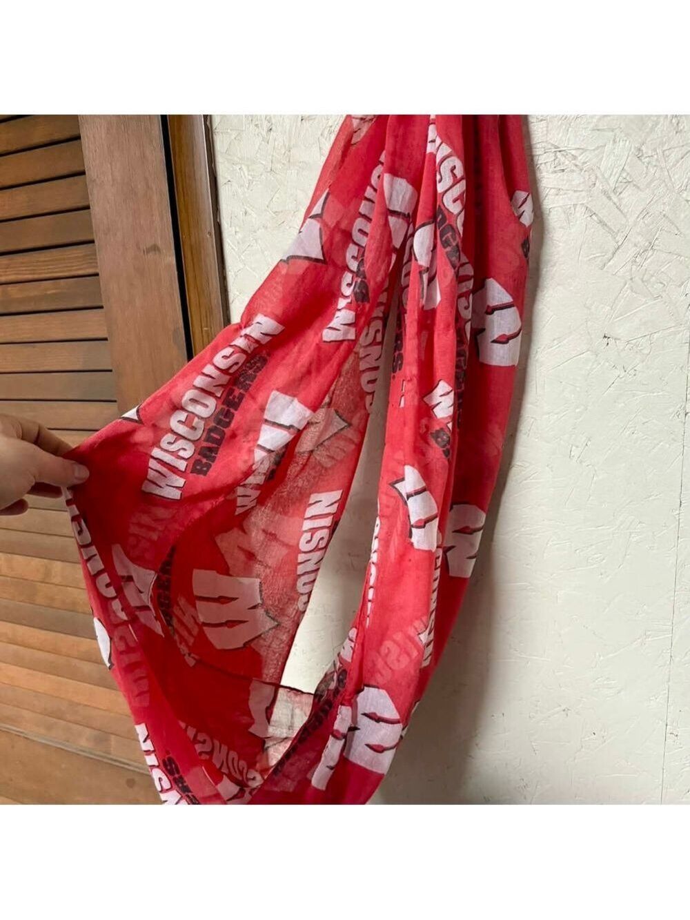 Wisconsin Badgers Red Infinity Scarf NCAA - Picture 2 of 2